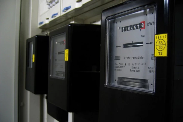 JEDE STRUJU! Svi gasimo svetla po kući kad hoćemo da uštedimo, a OVAJ uređaj nam "kreše" budžet svaki dan