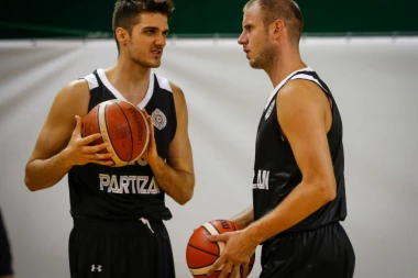 (FOTO) Košarkaši Partizana uz fudbalere, Veličkovićev dres POBEDIO
