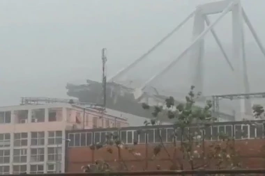 Most se SRUŠIO kao kula od karata: Povređen kamiondžija