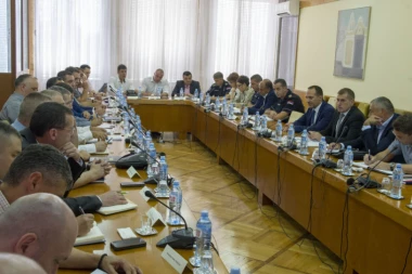 DIREKTOR POLICIJE SA NAČELNICIMA IZ CELE SRBIJE: Paljenja automobila unose nemir, počinioce hitno pred lice pravde!