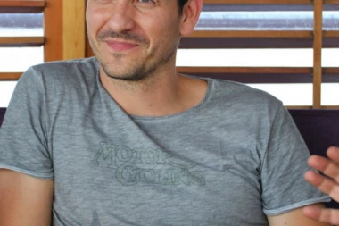 Marko Mišković LEŽALJKE PLAĆA 100 EVRA NA SAT!