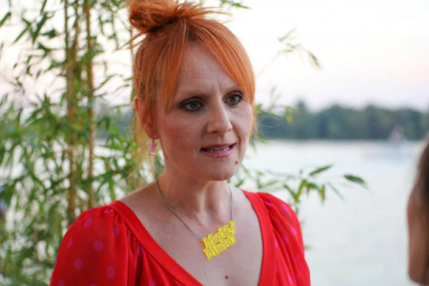 (FOTO) ALEKSANDRA KOVAČ POTPUNO ŠOKIRALA: Pevačica se obnažila u petoj deceniji, POGLEDAJTE NJENO GOLO TELO!