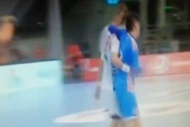 GEST KOJEM SE DIVI BALKAN: Mladi srpski rukometaš pomogao Hrvatu