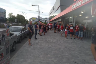 (FOTO) Delije "okupirale" Trnavu, čuju se pesme hiljade navijača