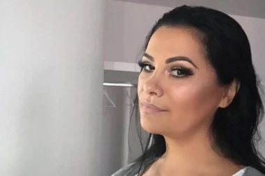 Folkerka uživa u letnjim danima: Jana pokazala PETICE na bazenu!