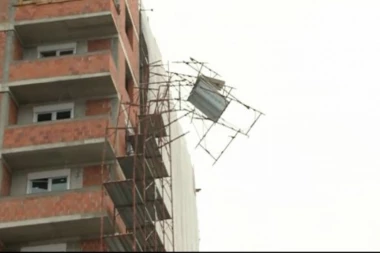 SKELA VISI SA ZGRADE NA ZVEZDARI: Olujni vetar napravio haos u Beogradu
