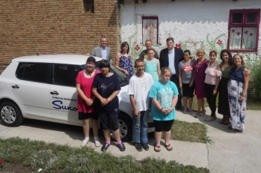 (FOTO) Sunoko donirao vozilo Centru za socijalni rad u Kovačici!