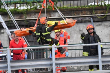 (VIDEO) ISPLIVAO NOVI SNIMAK RUŠENJA MOSTA U ĐENOVI
