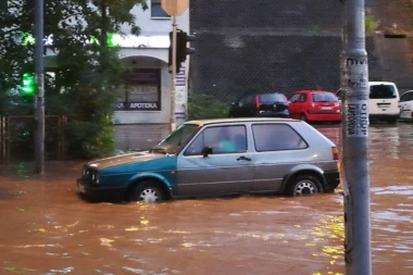 (VIDEO) POTOP NA BANOVOM BRDU: BUJICA NOSILA ČOVEKA, KOČIO PETAMA!