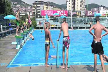 MOGU DA POVEDU I UNUKE: Penzionerima besplatan ulaz celo leto na bazen "Olimp"