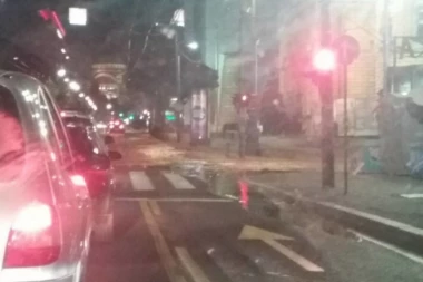 U ULICI KRALJA MILANA PUKLA CEV! Sanacija bi trebalo da bude gotova popodne, taj deo grada bez vode!