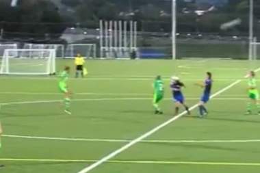 (VIDEO) GOL O KOME BRUJI SVET: Fudbalerka pocepala mrežu sa polovine terena!