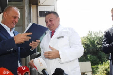 Vesić uručio Bojiću građevinsku dozvolu za izgradnju "Dedinja 2"