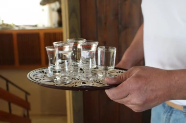Rame uz rame sa votkom i viskijem: Kakav je potencijal srpske rakije u svetu?