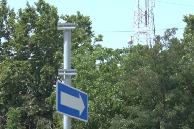 BEZOBRAZNI NAPAD NA INSPEKTORKU: Ukrali saobraćajni znak, od njega napravili sto, a onda hteli da biju službeno lice!