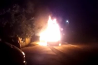 (VIDEO) HAOS U PRIJEPOLJU: Mrtav pijan izazvao udes, pobegao, pa ZAPALIO VOZILO!