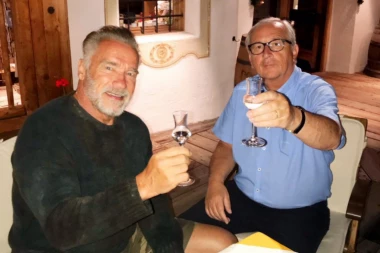 HIT FOTKA: Junker cepa rakiju sa Švarcenegerom