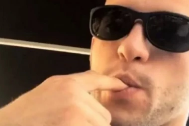 VELJKOV POTEZ ZGROZIO SVE: Stavio prst u usta, a onda krenuo ka devojci