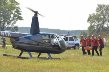 (FOTO) SPEKTAKL U DOBANOVCIMA: Obeležen Svetski dan helikoptera