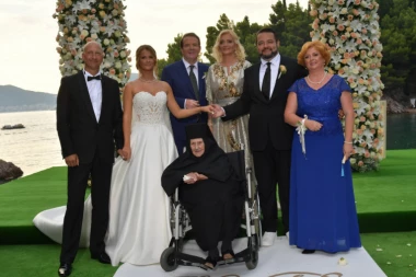 (FOTO) Oženio se sin Bogoljuba Karića: ČUDESNO VENČANJE KSENIJE I NEBOJŠE KARIĆA NA KRALJIČINOJ PLAŽI!
