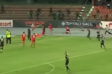 (VIDEO) BRUTALAN OBRAČUN NAVIJAČA: Fudbaleri ostali ukopani na terenu!
