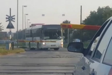 (VIDEO) ALO, MAJSTORE! Pogledajte kako je bahati vozač autobusa zaobišao rampu i UGROZIO ŽIVOTE SVIH OKO SEBE