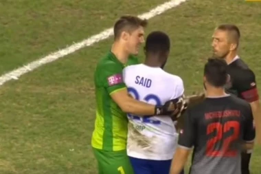 (VIDEO) SRAMAN POTEZ: Fudbaler Hajduka nokautirao golmana protivničke ekipe!