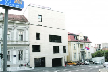 BAHATI INVESTITORI-TAJKUNI JAČI OD DRŽAVE: Zgradu-nakazu dograđuju na divlje