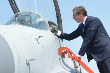 (FOTO,VIDEO) Stigli nam borbeni avioni: PREDSEDNIK NA PRIJEMU RUSKIH MIGOVA