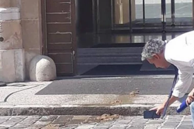 (FOTO, VIDEO) PROSULA G*VNA NA ULAZU U ZGRADU VLADE: Zalivaću izmetom svakog ponaosob!