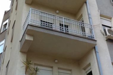 Bizarna nezgoda u Nišu: Devojka pokušala da se spusti sa terase niz čaršav, pa se desilo ovo!