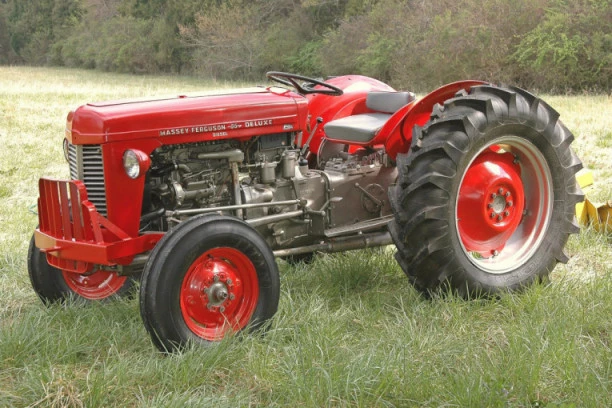 JEZIVA NESREĆA: Traktor se prevrnuo, otac i sin POGINULI NA MESTU!