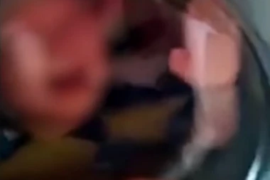 (VIDEO) BOLESNO! UBACIO BEBU U MAŠINU ZA VEŠ, DETE SE ZACENILO OD PLAČA!