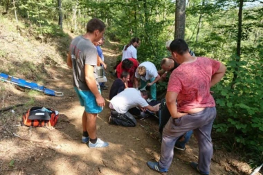 (FOTO) DRAMA KRAJ BLACA: Prevrnuo se traktor pun drva, TEŠKO POVREĐENE TRI OSOBE