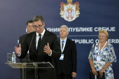 VUČIĆ: POVEĆANJE PENZIJA OD OKTOBRA, A PLATA OD DECEMBRA