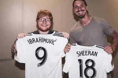 (FOTO) KADA PEVAČ UPOZNA "BOGA": Dva umetnika na jednom mestu!