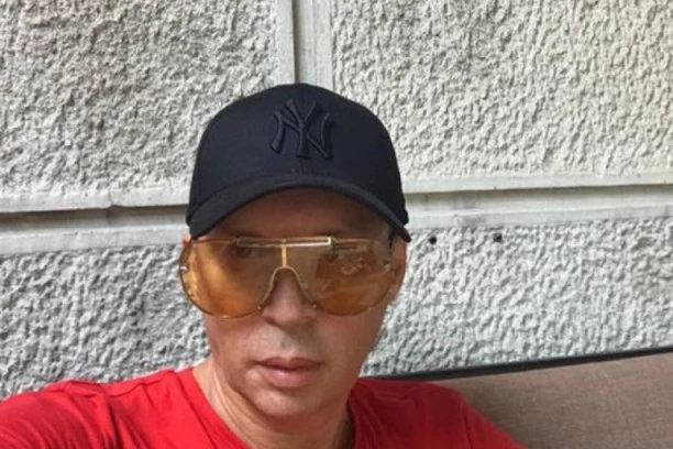 (FOTO) Godinama se spekuliše da je naklonjen istom polu, a sada je otkrivena prava istina o Karameli: BIĆETE U NEVERICI KAD VIDITE OVO!