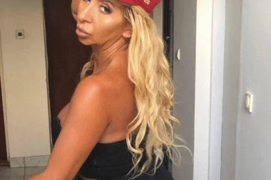 (FOTO) Puca bikini! Savo se slikao sa majkom na moru, svi gledaju u njene atribute!