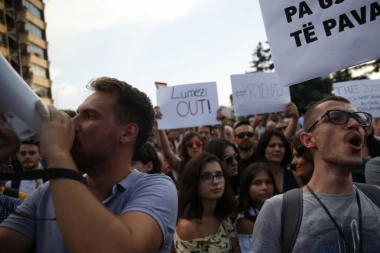 (FOTO,VIDEO) NEREDI U PRIŠTINI! Narod izašao na ulice, traže SMENU HARADINAJA I LJUMEZIJA