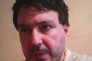 PSIHOPATA SE PONOVO OGLASIO! Bivši profesor pretio da će satarom masakrirati dete, a sada brani Miku: ON JE ŽRTVA MLADIH DROLJA