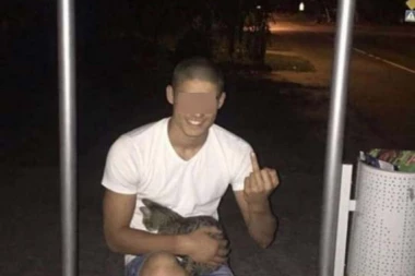 FOTOGRAFIJA KOJA JE ZGRANULA SRBIJU: Obesio mačku, pa pokazivao srednji prst