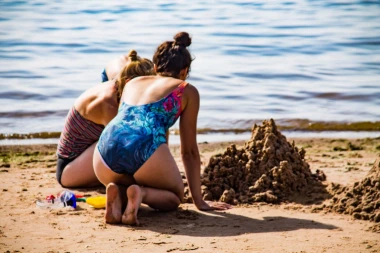 OVO JE NAJČUDNIJA ŽALBA TURISTKINJE: Ne mogu da pravim dvorac od tog peska?!