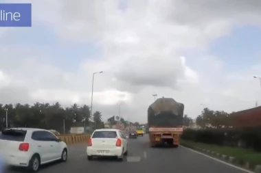 ŠOK SNIMAK IZ INDIJE: Roditelji pali sa motora, beba nastavila sama da se vozi