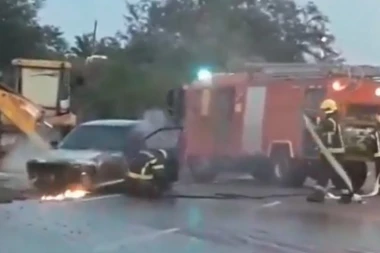 (VIDEO) IZGOREO AUTOMOBIL NA MIRIJEVU: Nesreća u Ulici Mihajla Bulgakova!