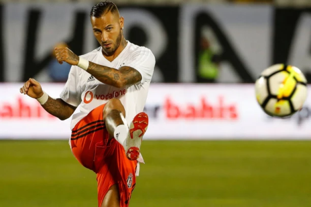 BOMBA KAKVA SE NE PAMTI: Rikardo Kvarežma potpisao!