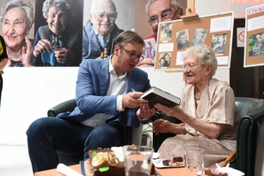(FOTO) POKLON OD PREDSEDNIKA ZA 97. ROĐENDAN: Baka Milica oduševljena posetom u Gerontološkom centru