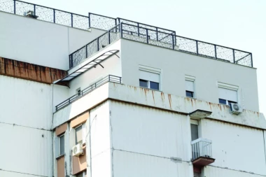 Jeza u Rakovici: Smrad se širio hodnicima, policija obila stan i zatekli užasavajući prizor od koga će vam pozliti