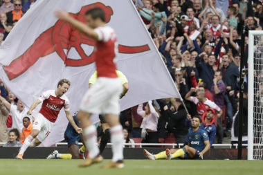 DAN CRVENIH KARTONA NA OSTRVU: Arsenal posle preokreta do pobede, goleada u Burnmautu!