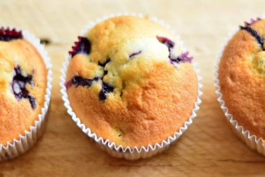 MIRISNI I MEKI MAFINI: Probajte da napravite ovaj kolač, ali sa aronijom!