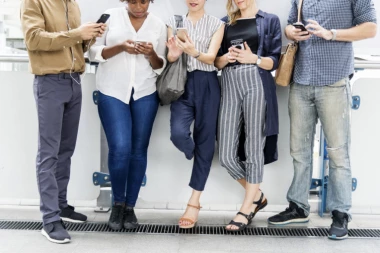 SVAKI PETI TELEFON JE LAŽNJAK: Kako prepoznati original?